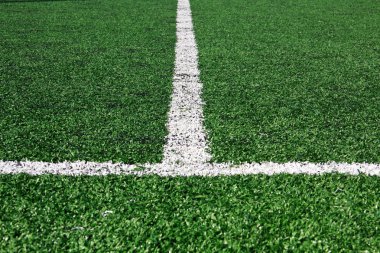 çimlerin üzerine beyaz çizgili futbol sahası