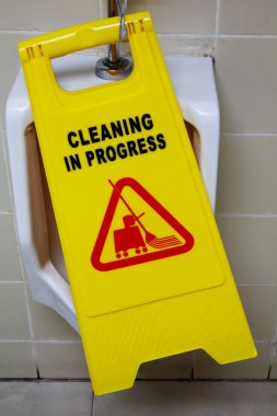 bir uyarı işareti erkekler tuvaleti temiz bir yerde insanlar sizi uyarır.