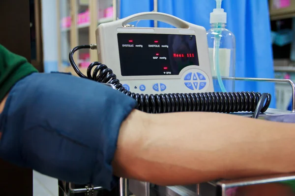 Měření krevního tlaku. Doktor a pacient. — Stock fotografie
