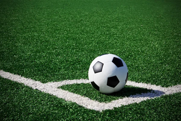 Piłka nożna na boisku piłkarskim — Zdjęcie stockowe