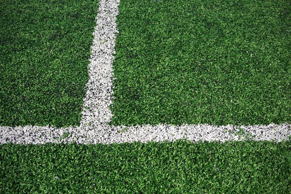 Fußballplatz mit weißen Linien auf Gras — Stockfoto