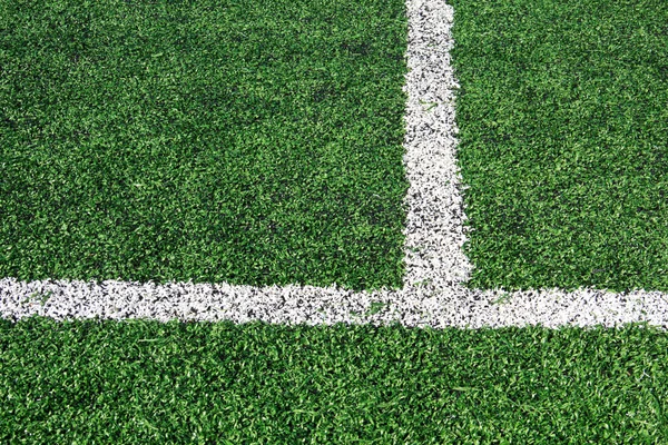Футбольное поле с белыми линиями на траве — стоковое фото