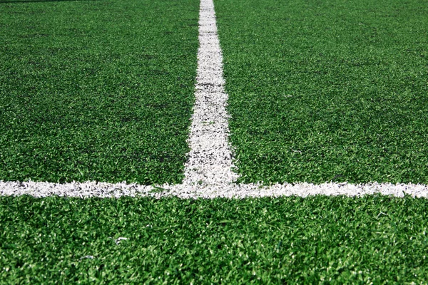 Boisko do piłki nożnej z białe linie na trawie — Zdjęcie stockowe