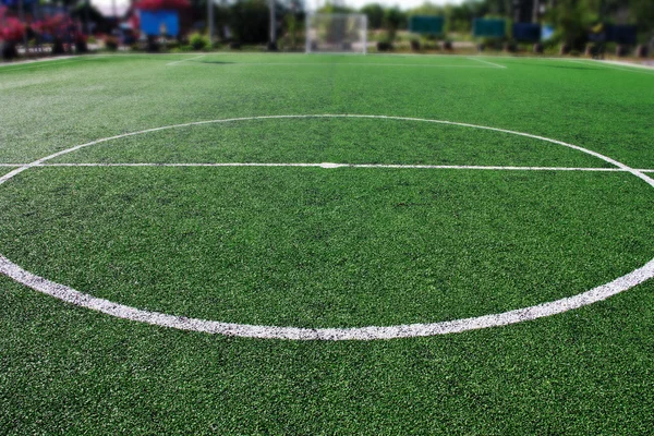 Futbol sahasında futbol topu