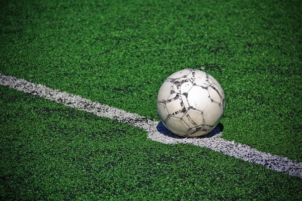 Balón de fútbol en el campo de fútbol — Foto de Stock