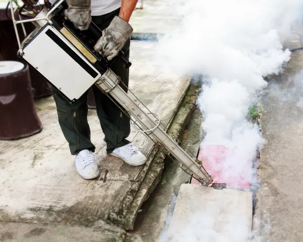 Foging no dreno para evitar a propagação da dengue — Fotografia de Stock