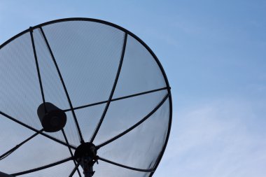 uydu çanak antenler gökyüzü altında