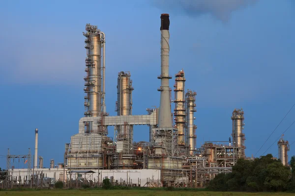 Scenico della raffineria petrolchimica impianto splende di notte, clos — Foto Stock