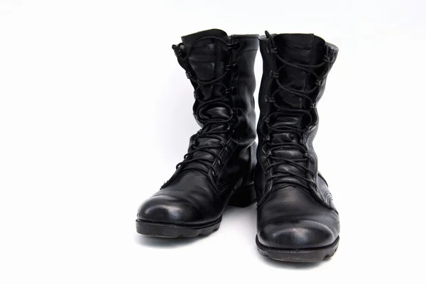 Zapatos militares viejos y sucios sobre fondo blanco — Foto de Stock
