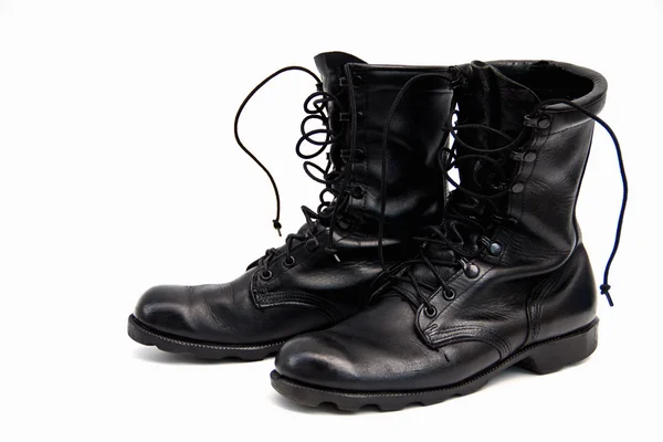 Zapatos militares viejos y sucios sobre fondo blanco — Foto de Stock