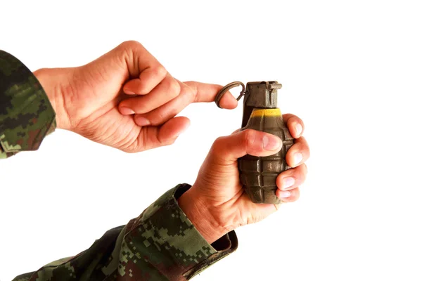 Militar granada de mano lanzando, tirando de un fondo blanco . — Foto de Stock