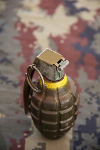 白色の背景上分離された手榴弾 — ストック写真
