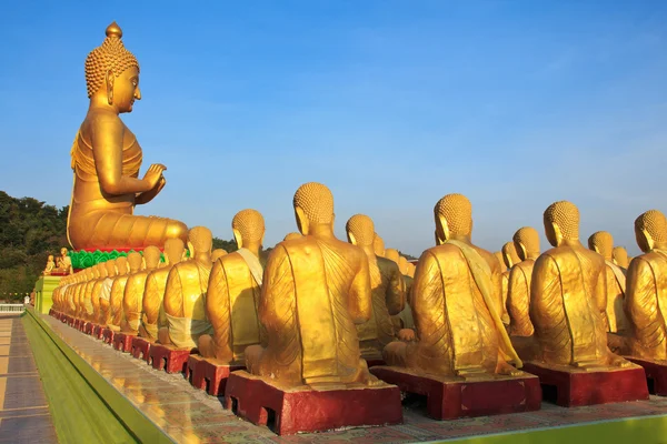 Muchos buda estatua bajo el cielo azul en el templo, Nakornnayok, Thail — Foto de Stock