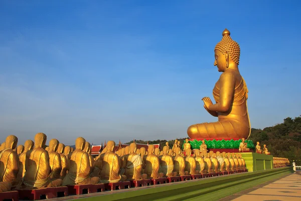 Muchos buda estatua bajo el cielo azul en el templo, Nakornnayok, Thail — Foto de Stock
