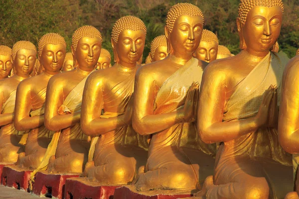 Många buddha staty under blå himmel i templet, nakornnayok, thail — Stockfoto