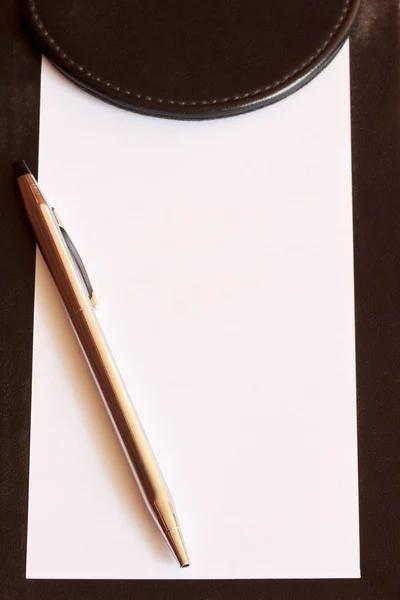 Papel em branco com caneta — Fotografia de Stock