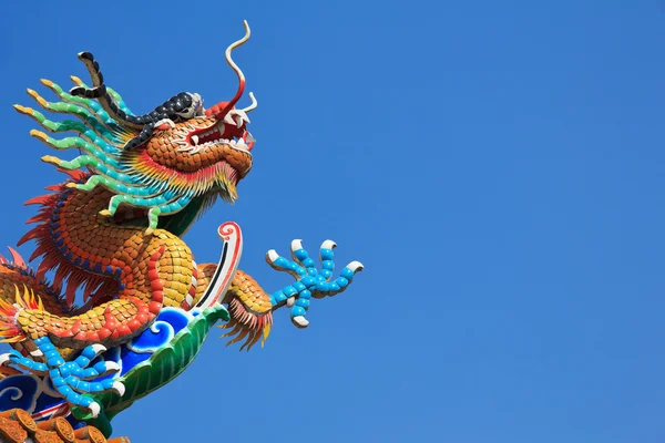 Naga Cina dengan latar belakang langit biru — Stok Foto