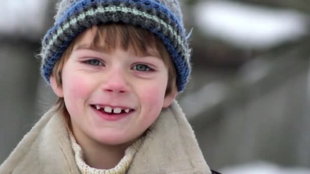 Ansikte av en ung pojke tittar på kameran — Stockvideo