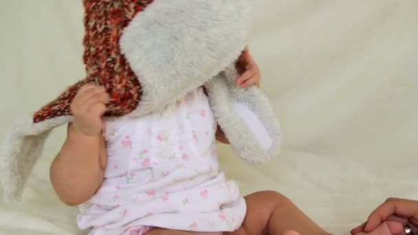 Маленькое дитя, разденьте тёплую шляпу — стоковое видео