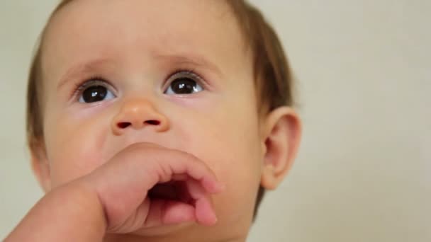 Pequeño bebé mirando a la cámara (emoción), niño pequeño juega alegremente — Vídeo de stock