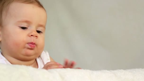 Kleine baby op zoek naar camera (emotie), aan klein kind vrolijk speelt — Stockvideo