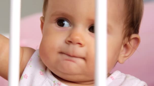 Pequeño bebé mirando a la cámara (emoción), niño pequeño juega alegremente — Vídeos de Stock