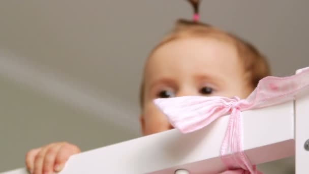 Küçük bebek (duygu), kameraya bakarak küçük çocuk neşeyle çalış — Stok video