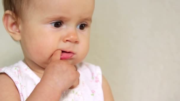 Pequeno bebê olhando para a câmera (emoção), criança pequena brinca alegremente — Vídeo de Stock