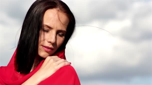 Retrato de una hermosa joven con un chal rojo — Vídeos de Stock