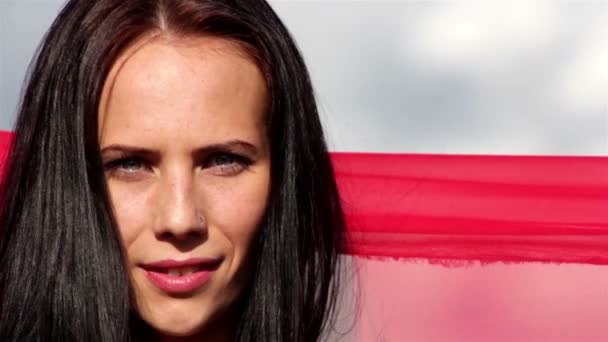 Portrait d'une belle jeune fille avec un châle rouge — Video