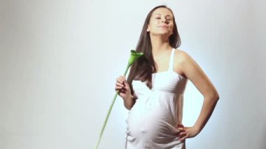 Çiçekli hamile kadın.