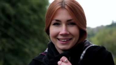 duygusal portresi: güzel bir kız, güzel kız kameraya bakıyor