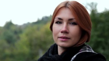 duygusal portresi: güzel bir kız, güzel kız kameraya bakıyor