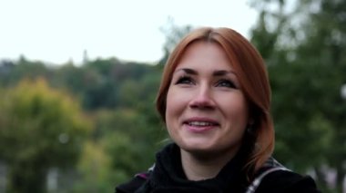 duygusal portresi: güzel bir kız, güzel kız kameraya bakıyor