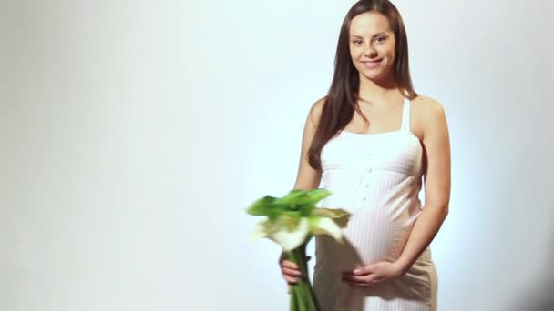 Gravid kvinna med en blomma — Stockvideo