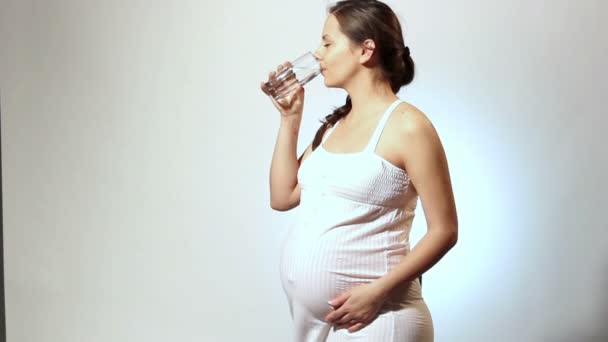 Embarazo mujer bebe leche, mujer bebe jugo durante el embarazo — Vídeo de stock