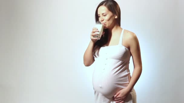 Mulher grávida bebe leite, mulher bebe suco durante a gravidez — Vídeo de Stock