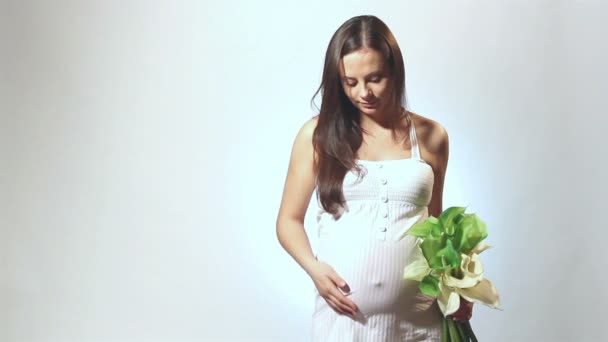 妊娠中の花を持つ女性 — ストック動画