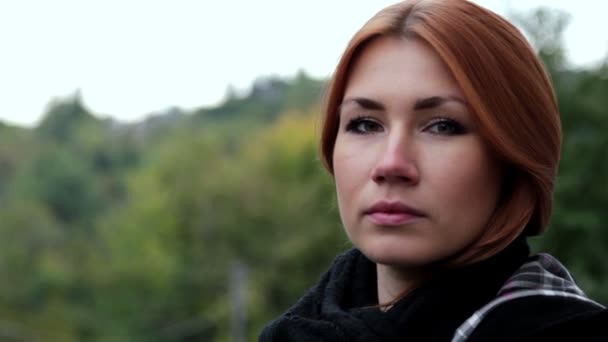 Retrato emocional de una hermosa chica, hermosa chica mirando a la cámara — Vídeos de Stock