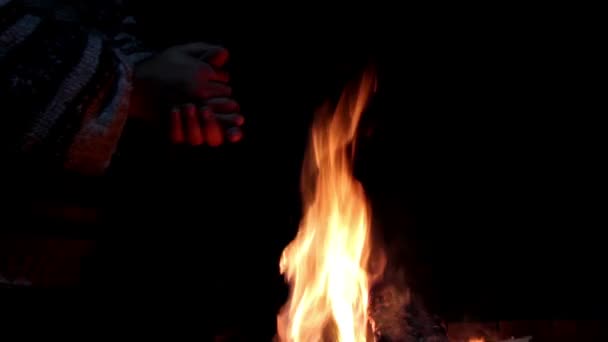 Aqueça as mãos junto ao fogo, aquecendo as mãos junto ao fogo — Vídeo de Stock