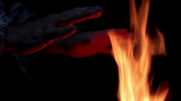 Warm your hands by the fire,warming his hands by the fire — Stock Video