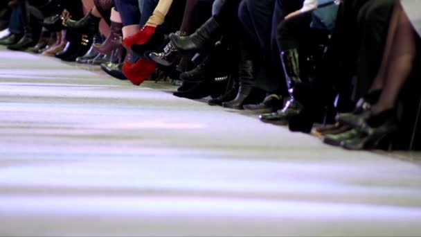 Desfile de moda en la pasarela, caminar en la pasarela — Vídeos de Stock