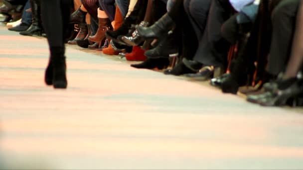 Mode Toon op catwalk, lopen op de catwalk — Stockvideo