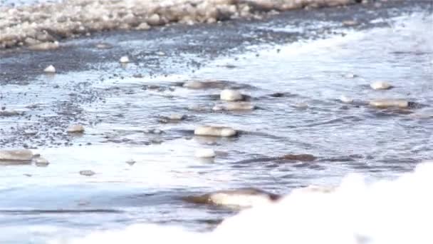 Derretimiento de nieve que fluye por el camino, camino de primavera, primavera — Vídeos de Stock