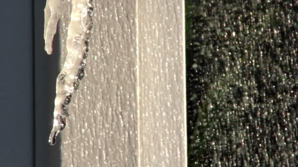 冰柱滴水，冰柱融化 — 图库视频影像