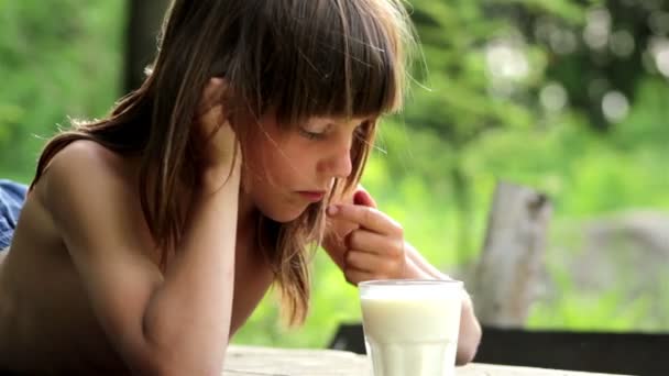 Garçon goûte verre de lait — Video