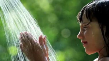 çocuk bahçesinde, su ile yüzünü yıkama çocuk oyun