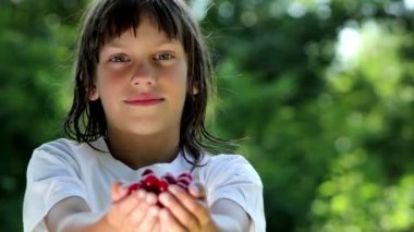 çocuk odası eline kiraz gösteriliyor