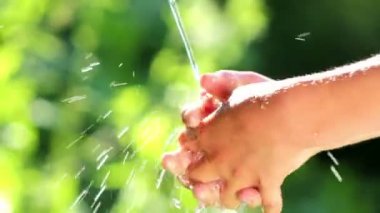 çocuk bahçesinde, su ile yüzünü yıkama çocuk oyun