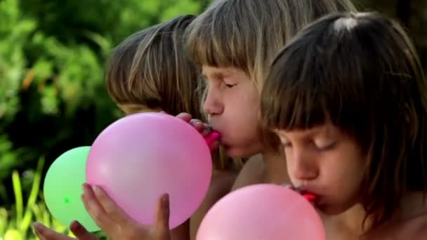 Jongens opgeblazen ballonnen — Stockvideo